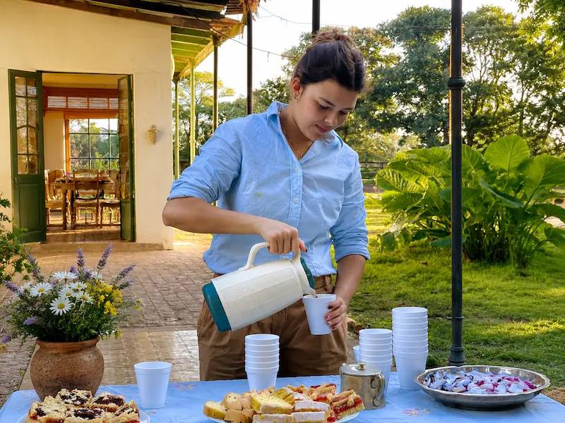 Olivia preparando un evento de campo en El Carmen