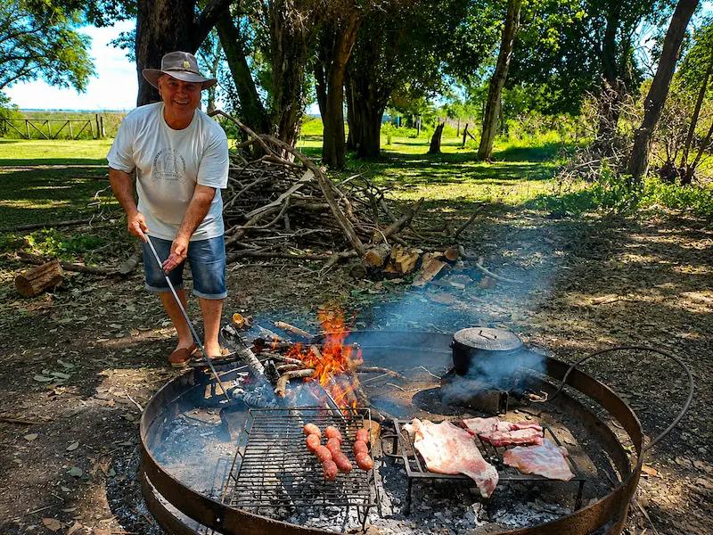 Asado en el firepit durante una jornada al aire libre