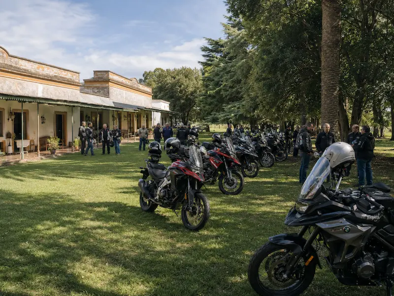 Grupo de motoqueros llega a comer un asado en El Carmen de Rojas