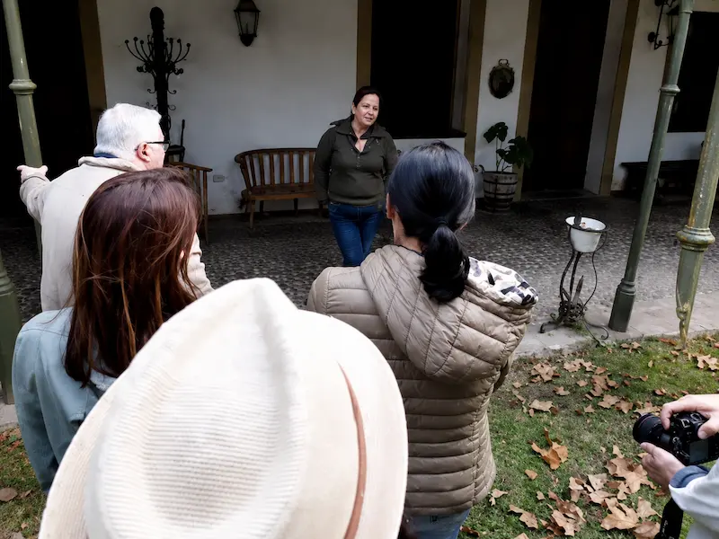Grupo de amigos disfrutando un día de campo en El Carmen